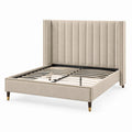 Letto matrimoniale imbottito beige 160 × 200 cm con testiera alta, borchie dorate e rete a doghe