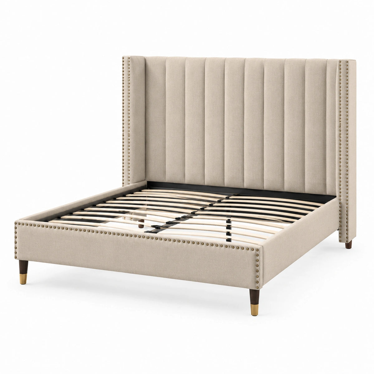 Letto matrimoniale imbottito beige 160 × 200 cm con testiera alta, borchie dorate e rete a doghe